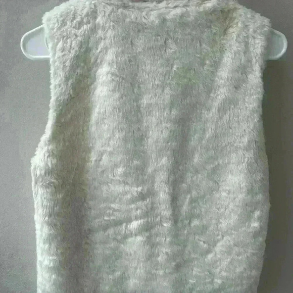 Girls gap kids xxl white furry vest - Picture 6 of 7